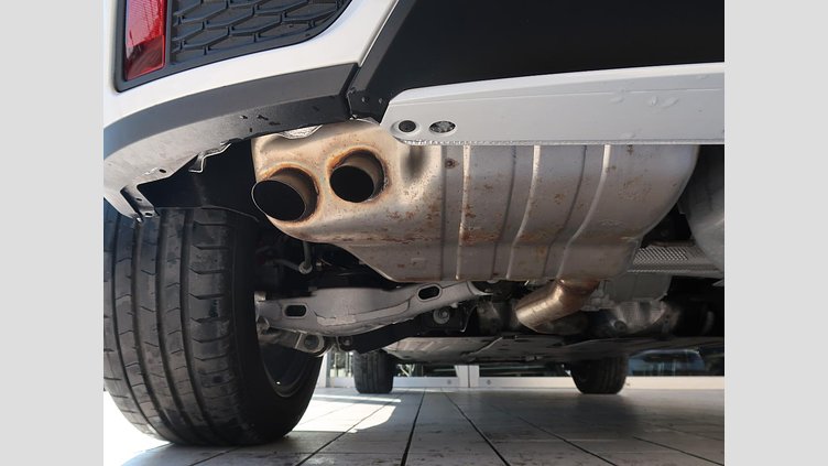 2024 認定中古車 Jaguar E-Pace オストゥーニパールホワイト D200マイルドハイブリッド（ディーゼル） R-DYNAMIC SE