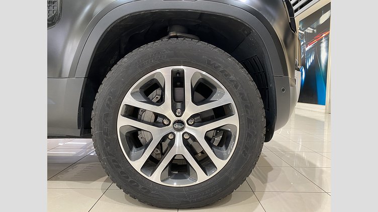 2023 認定中古車 Land Rover Defender 130 サントリーニブラック D300 AWD AUTOMATIC MHEV SE　EASTNOR Edition