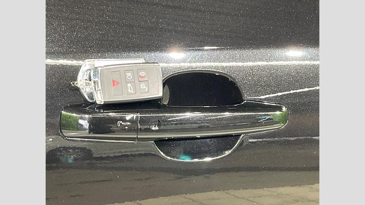 2018 認定中古車 Jaguar E-Pace サントリーニブラック D180 オートマチック全輪駆動 R-DYNAMIC S