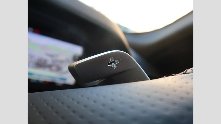 2021 認定中古車 Land Rover Range Rover Velar ユーロンホワイト D200 AWD（オートマチック） MHEV R-DYNAMIC S