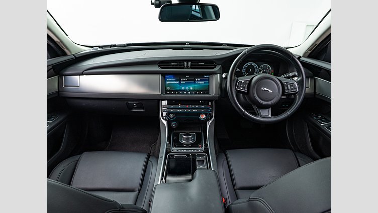 2016 認定中古車 Jaguar XF Fuji White 2.0PET ピュア　25ｔ