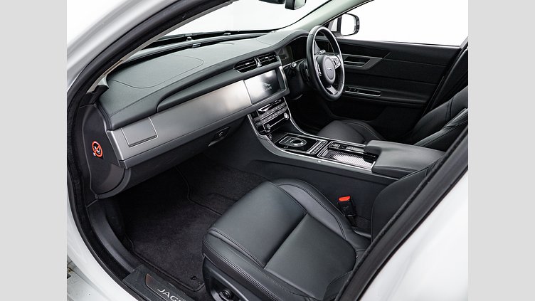 2016 認定中古車 Jaguar XF Fuji White 2.0PET ピュア　25ｔ