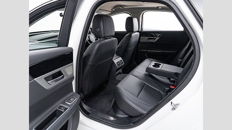 2016 認定中古車 Jaguar XF Fuji White 2.0PET ピュア　25ｔ