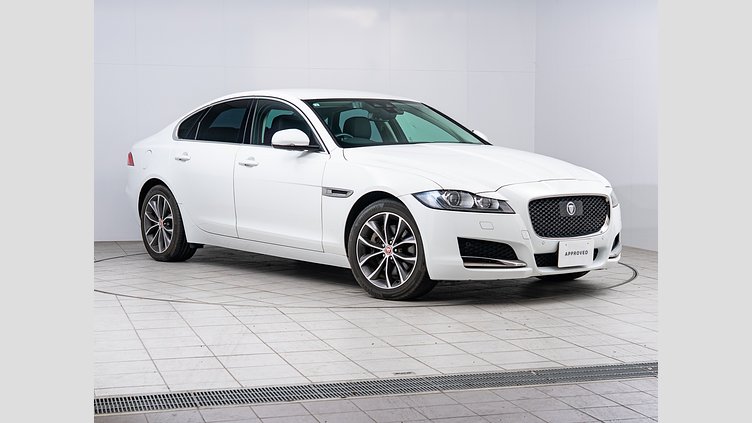 2016 認定中古車 Jaguar XF Fuji White 2.0PET ピュア　25ｔ