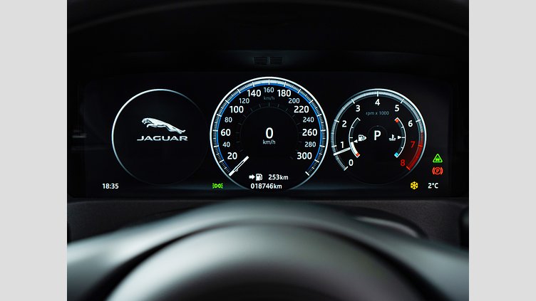 2016 認定中古車 Jaguar XF Fuji White 2.0PET ピュア　25ｔ