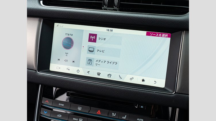 2016 認定中古車 Jaguar XF Fuji White 2.0PET ピュア　25ｔ