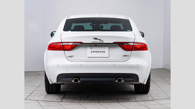 2016 認定中古車 Jaguar XF Fuji White 2.0PET ピュア　25ｔ