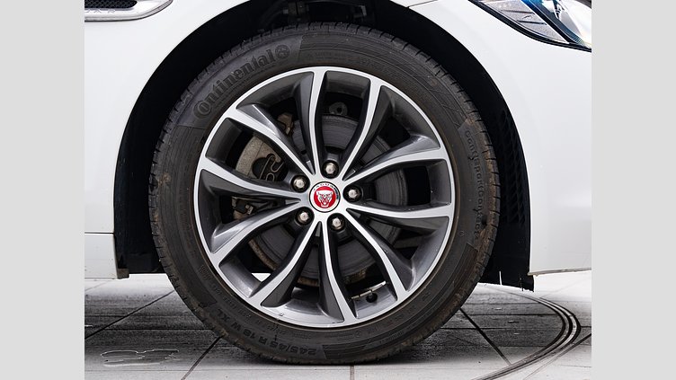 2016 認定中古車 Jaguar XF Fuji White 2.0PET ピュア　25ｔ