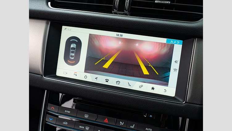 2016 認定中古車 Jaguar XF Fuji White 2.0PET ピュア　25ｔ