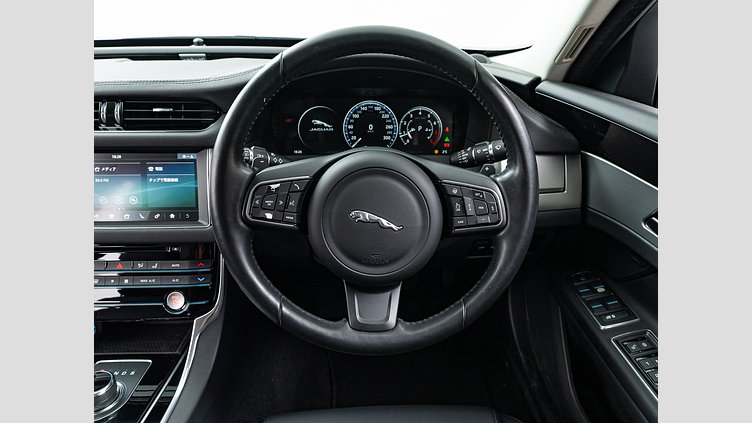 2016 認定中古車 Jaguar XF Fuji White 2.0PET ピュア　25ｔ