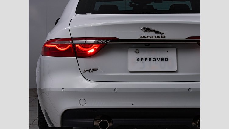 2016 認定中古車 Jaguar XF Fuji White 2.0PET ピュア　25ｔ