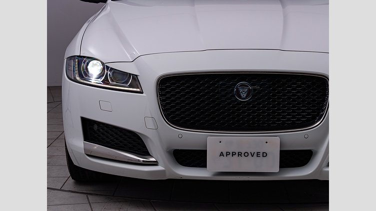 2016 認定中古車 Jaguar XF Fuji White 2.0PET ピュア　25ｔ