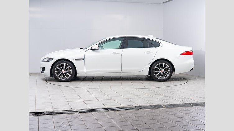 2016 認定中古車 Jaguar XF Fuji White 2.0PET ピュア　25ｔ