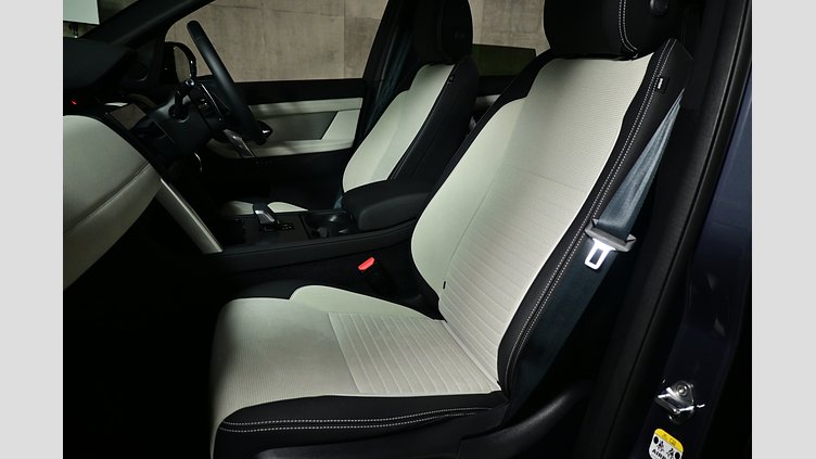 2024 認定中古車 Land Rover Discovery Sport ヴァレジネブルー D200マイルドハイブリッド（ディーゼル） 標準ホイール DYNAMIC SE