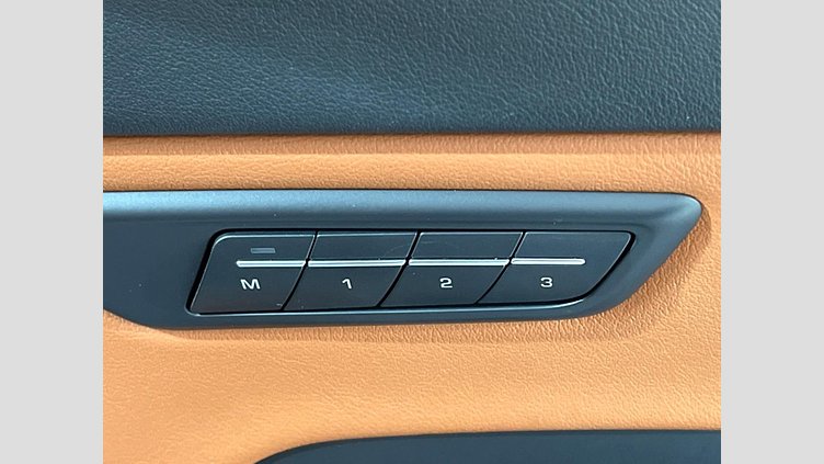 2018 認定中古車 Jaguar E-Pace サントリーニブラック P200 オートマチック全輪駆動 HSE