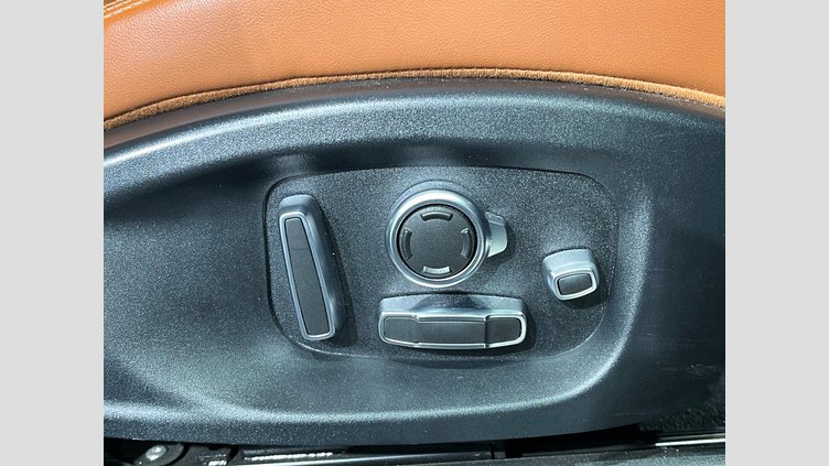 2018 認定中古車 Jaguar E-Pace サントリーニブラック P200 オートマチック全輪駆動 HSE