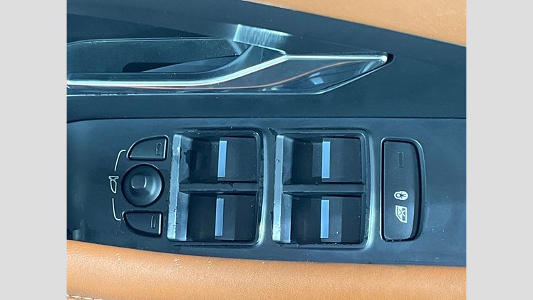 2018 認定中古車 Jaguar E-Pace サントリーニブラック P200 オートマチック全輪駆動 HSE