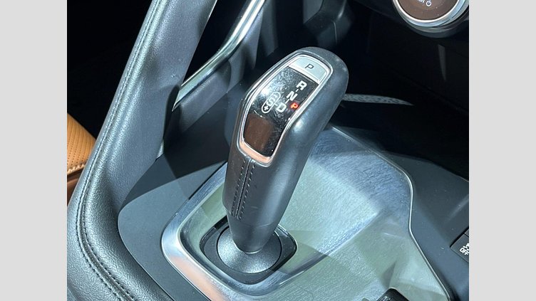 2018 認定中古車 Jaguar E-Pace サントリーニブラック P200 オートマチック全輪駆動 HSE