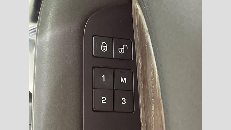 2018 認定中古車 Land Rover Discovery Santorini Black 3.0 V6 Dsl Mono Turbo Std Flow HSE