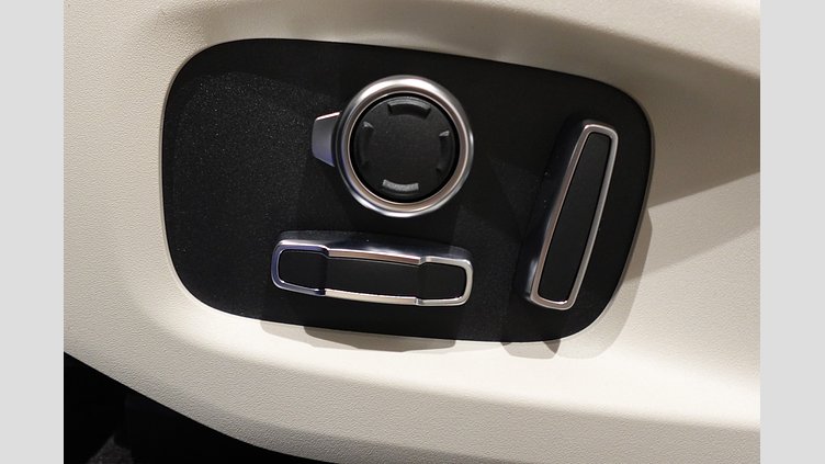 2023 認定中古車 Jaguar F-Pace ウルトラブルー P550 AWD（オートマチック） SVR