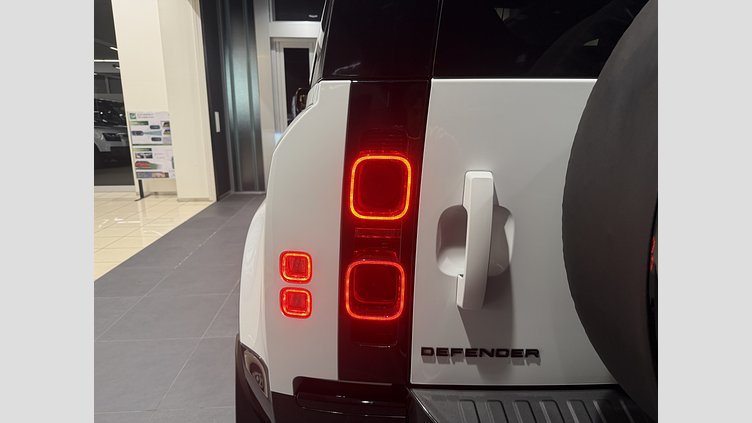 2025 認定中古車 Land Rover Defender 110 フジホワイト D350 ディーゼルマイルドハイブリッド X-Dynamic HSE