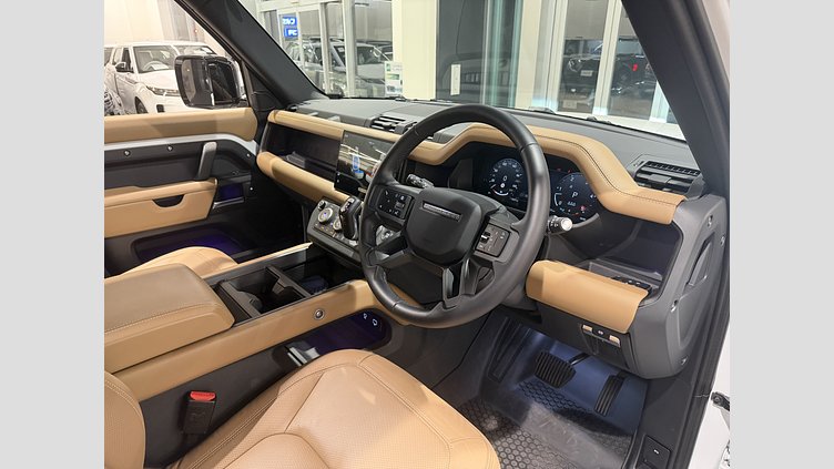 2025 認定中古車 Land Rover Defender 110 フジホワイト D350 ディーゼルマイルドハイブリッド X-Dynamic HSE