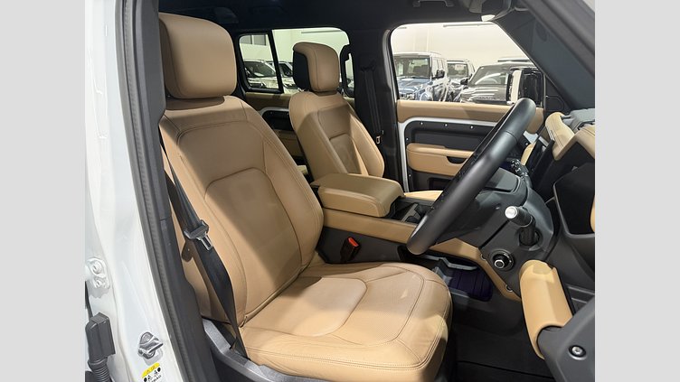 2025 認定中古車 Land Rover Defender 110 フジホワイト D350 ディーゼルマイルドハイブリッド X-Dynamic HSE