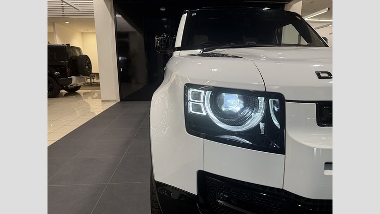 2025 認定中古車 Land Rover Defender 110 フジホワイト D350 ディーゼルマイルドハイブリッド X-Dynamic HSE