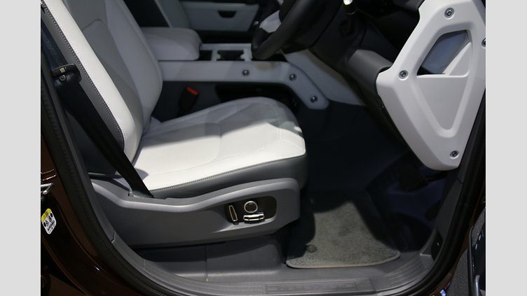 2024 認定中古車 Land Rover Defender 130 セドナレッド D350 ディーゼルマイルドハイブリッド X-Dynamic SE