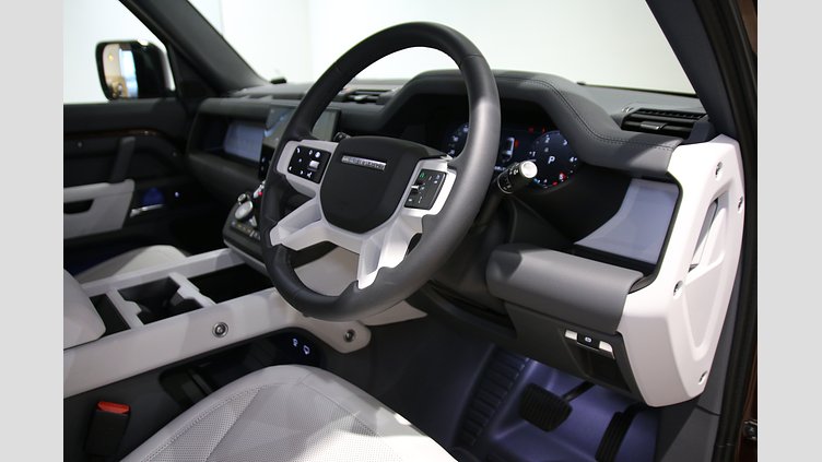 2024 認定中古車 Land Rover Defender 130 セドナレッド D350 ディーゼルマイルドハイブリッド X-Dynamic SE