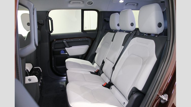 2024 認定中古車 Land Rover Defender 130 セドナレッド D350 ディーゼルマイルドハイブリッド X-Dynamic SE