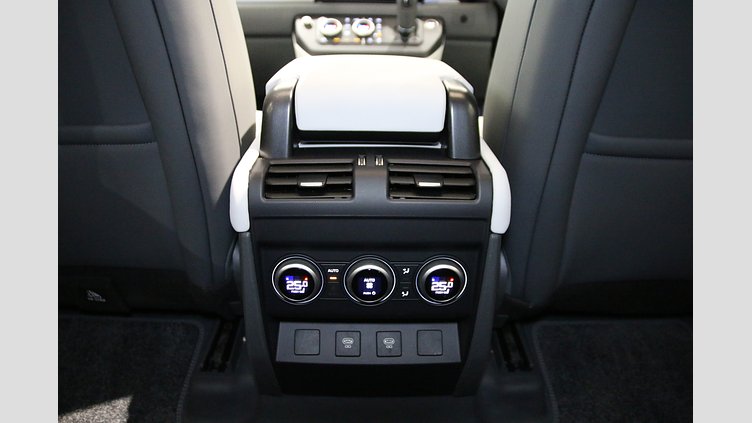 2024 認定中古車 Land Rover Defender 130 セドナレッド D350 ディーゼルマイルドハイブリッド X-Dynamic SE