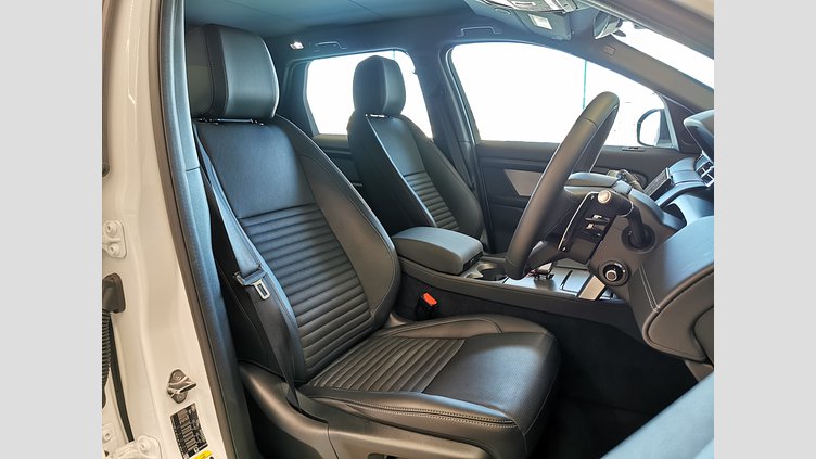 2024 認定中古車 Land Rover Discovery Sport オストゥーニパールホワイト D200マイルドハイブリッド（ディーゼル） 標準ホイール DYNAMIC SE