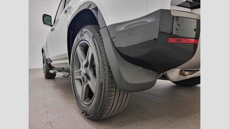 2025 Rabljena vozila Land Rover Defender 110 Fuji White D250 AWD AUTOMATIC MHEV X-DYNAMIC SE 