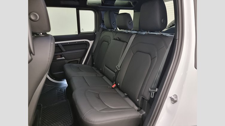 2025 Rabljena vozila Land Rover Defender 110 Fuji White D250 AWD AUTOMATIC MHEV X-DYNAMIC SE 