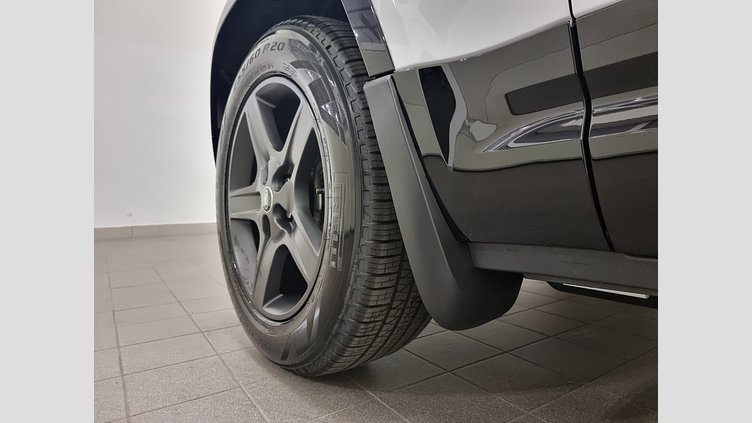 2025 Rabljena vozila Land Rover Defender 110 Fuji White D250 AWD AUTOMATIC MHEV X-DYNAMIC SE 