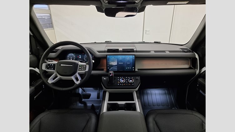 2025 Rabljena vozila Land Rover Defender 110 Fuji White D250 AWD AUTOMATIC MHEV X-DYNAMIC SE 