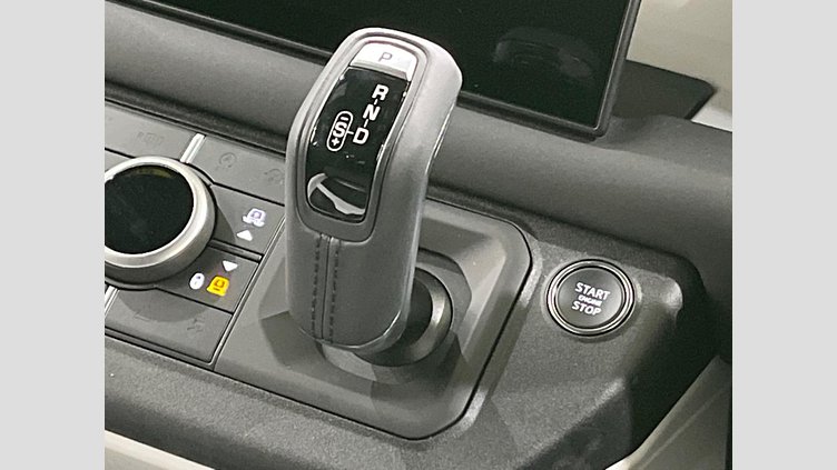 2024 認定中古車 Land Rover Defender 110 シリコンシルバー D350 ディーゼルマイルドハイブリッド X-Dynamic SE