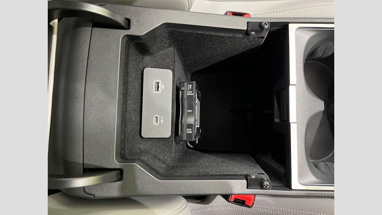 2024 認定中古車 Jaguar E-Pace カルパチアングレイ D200マイルドハイブリッド（ディーゼル） R-DYNAMIC SE