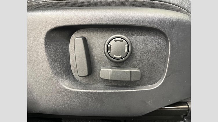 2024 認定中古車 Land Rover Discovery Sport ハクバシルバー D200マイルドハイブリッド（ディーゼル） 標準ホイール DYNAMIC SE