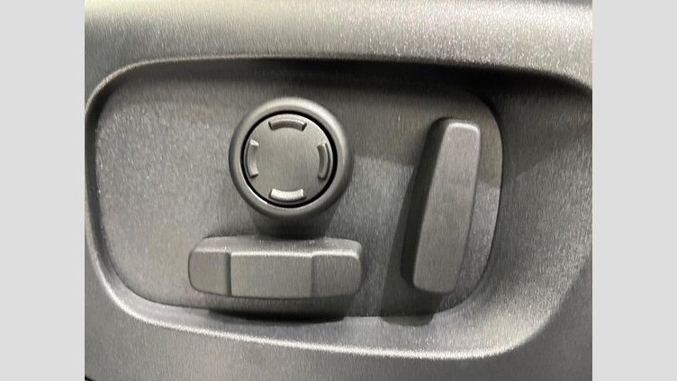 2024 認定中古車 Land Rover Discovery Sport ハクバシルバー D200マイルドハイブリッド（ディーゼル） 標準ホイール DYNAMIC SE