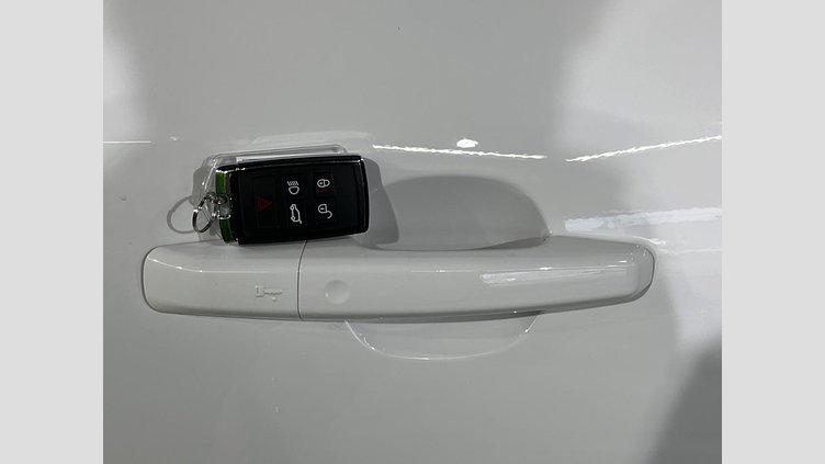 2019 認定中古車 Jaguar E-Pace フジホワイト D180 オートマチック全輪駆動 S