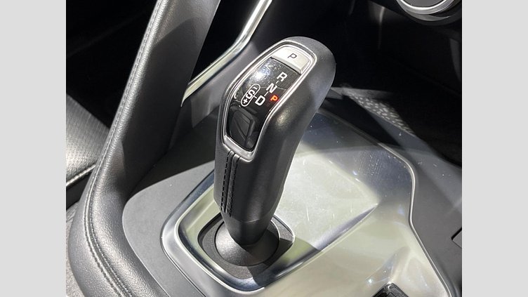 2019 認定中古車 Jaguar E-Pace フジホワイト D180 オートマチック全輪駆動 S