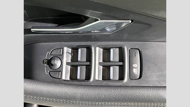 2019 認定中古車 Jaguar E-Pace フジホワイト D180 オートマチック全輪駆動 S