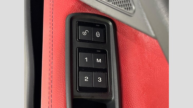 2016 認定中古車 Jaguar XE Fuji White 2WD S