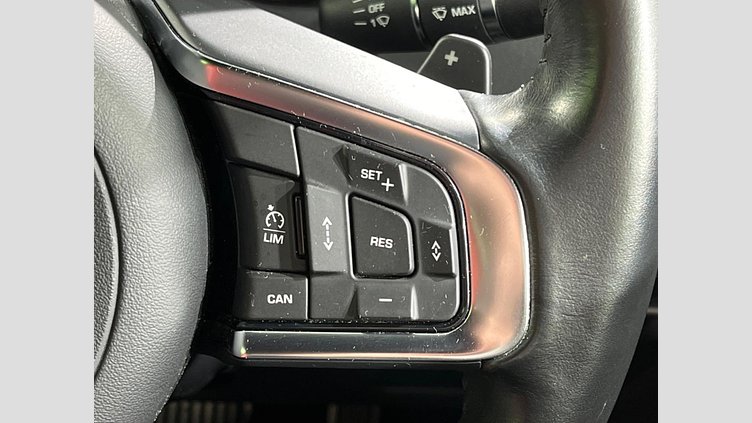 2016 認定中古車 Jaguar XE Fuji White 2WD S