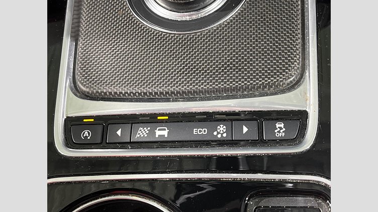 2016 認定中古車 Jaguar XE Fuji White 2WD S