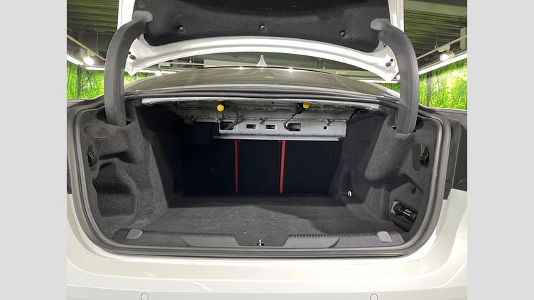 2016 認定中古車 Jaguar XE Fuji White 2WD S