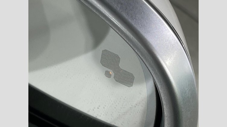 2016 認定中古車 Jaguar XE Fuji White 2WD S