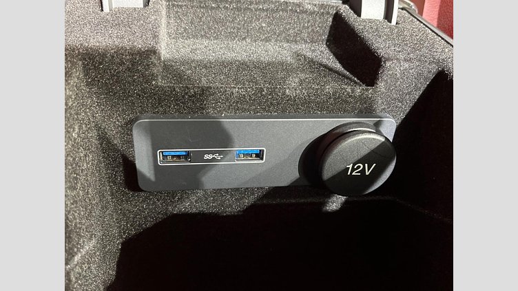 2016 認定中古車 Jaguar XE Fuji White 2WD S